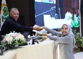 Raperda Fasilitasi Penyelenggaraan Pendidikan Pondok Pesantren Disahkan DPRD Kaltim Menjadi Perda