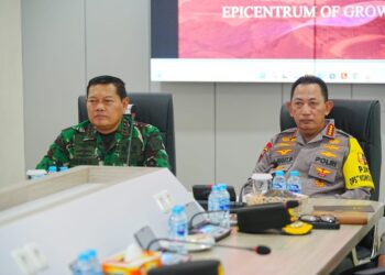 Kapolri dan Panglima TNI Tinjau 91 Comand Center KTT ASEAN 