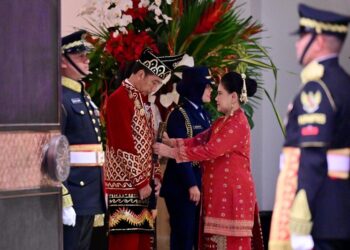 Upacara Penurunan Bendera di IKN: Presiden Jokowi Tampil dengan Pakaian Adat Banjar