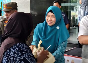 Warga Samarinda Senang Dapat Takjil Gratis di Kantor Gubernur Kaltim