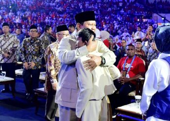 Momen Mengharukan di Puncak Hari Guru 2025, Presiden Peluk Azzam