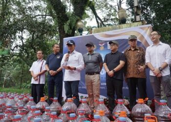 Ikhtiar Pemulihan Mutu Air, Menteri LH-Masyarakat Larutkan Eco Enzyme ke Sungai Jeletreng