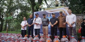 Ikhtiar Pemulihan Mutu Air, Menteri LH-Masyarakat Larutkan Eco Enzyme ke Sungai Jeletreng