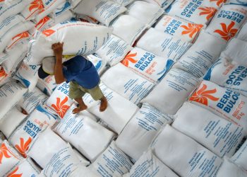Pemkab Kukar Berikan Bantuan Beras kepada Petani Gagal Panen